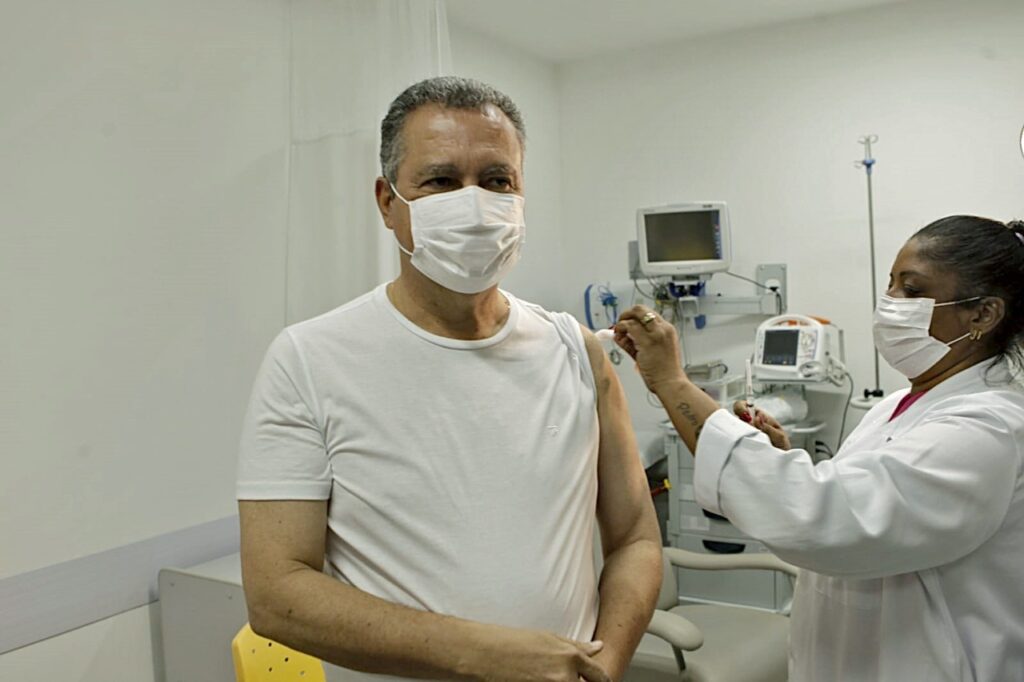 Rui Costa recebe 4ª dose da vacina contra a Covid-19 em Salvador