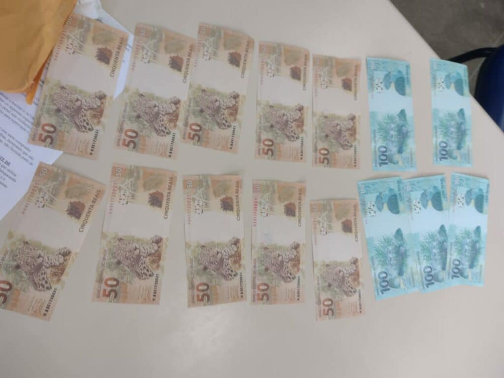 Notas falsas de R$ 100 e R$ 50 enviadas por encomenda são apreendidas em agência dos Correios na Bahia; homem é preso