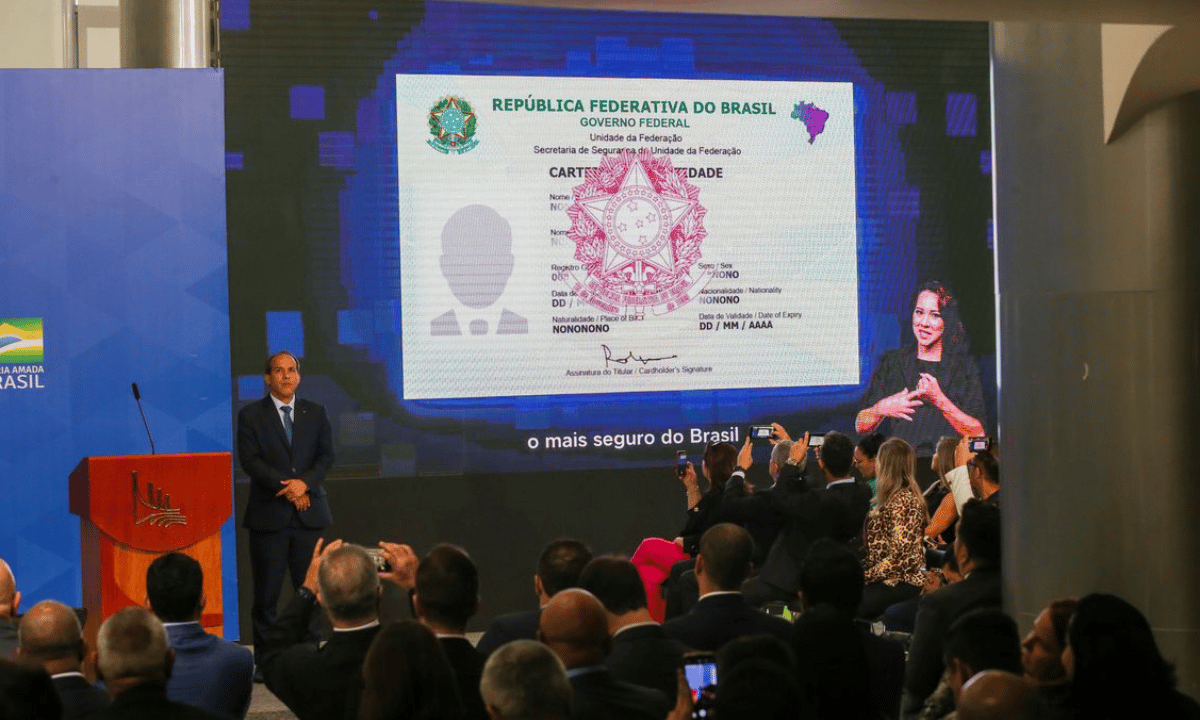 Governo entrega primeiras carteiras de identidade nacional