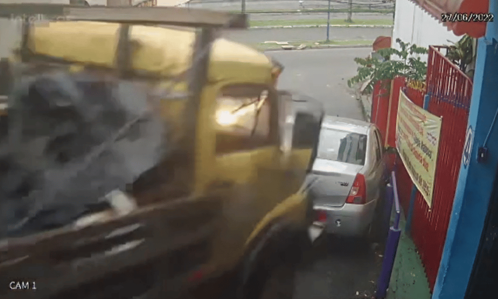 Vídeo mostra momento em que caminhão desgovernado bateu em carros e colégio em Salvador