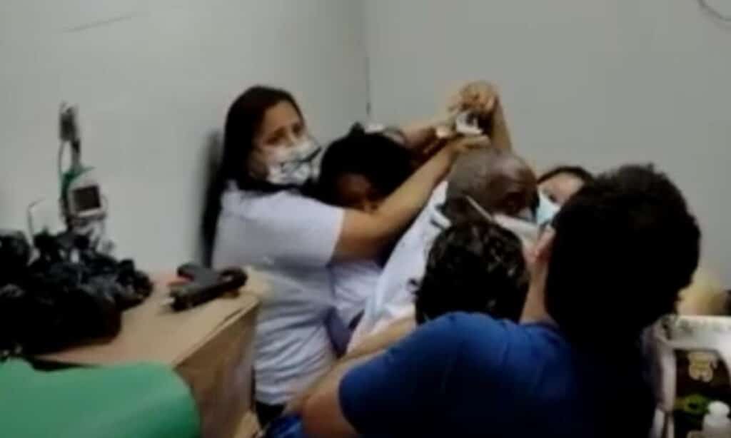 Enfermeira é agredida após questionar cartão de vacina contra Covid-19 com irregularidades: ‘Pulou em mim’