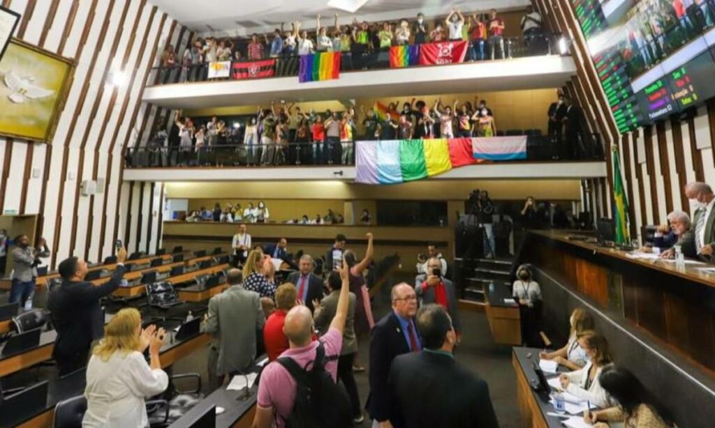 Alba aprova projeto que penaliza atos contra LGBTQIA+