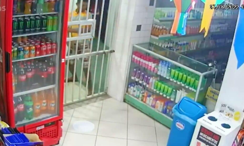 Homem é preso após quebrar grade e assaltar farmácia no Rio Vermelho, em Salvador