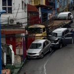 Caminhão desgovernado bate em carros e atinge colégio no Engenho Velho da Federação, em Salvador