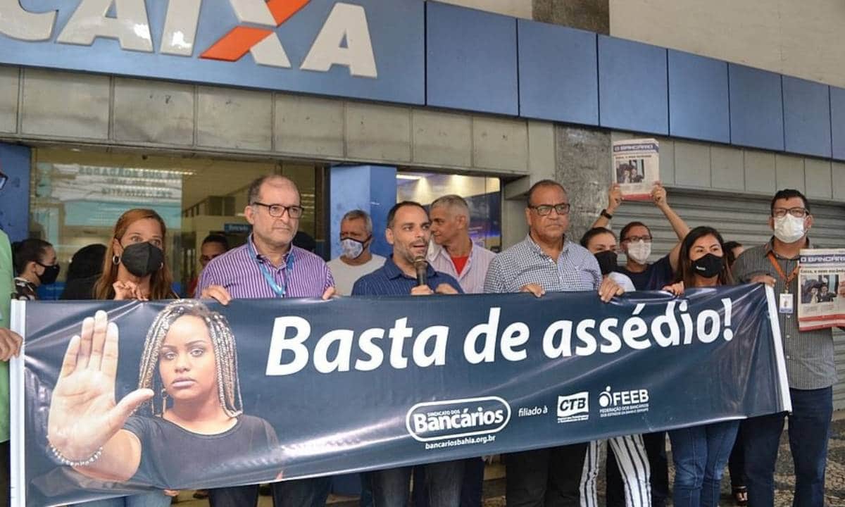 Servidores da Caixa fazem protesto em Salvador após denúncia de assédio contra ex-presidente