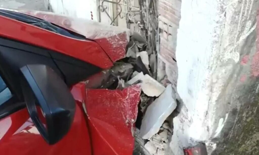 Após perder controle da direção do carro, motorista invade casa em Salvador