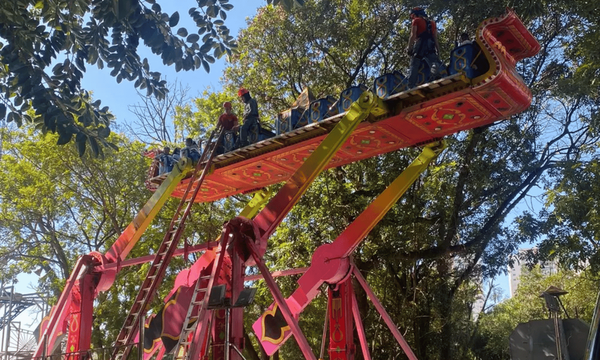 Crianças ficam presas a seis metros de altura em brinquedo de parque da Grande São Paulo