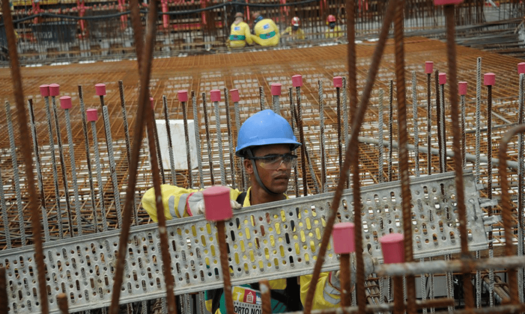 Setor da construção empregou 2 milhões de pessoas em 2020, diz IBGE