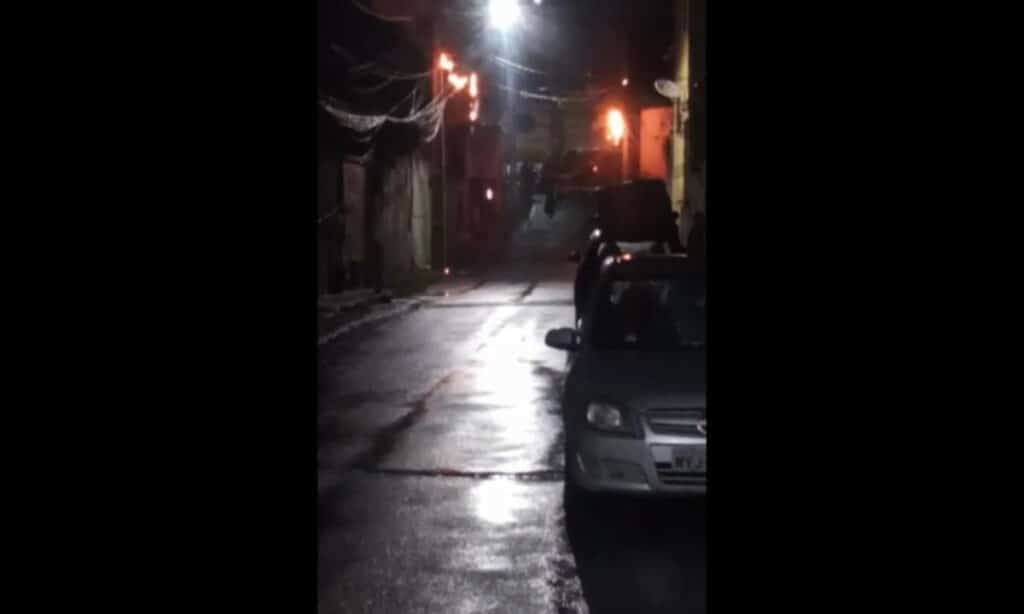 Vídeo: Postes pegam fogo no bairro de Itapuã, em Salvador