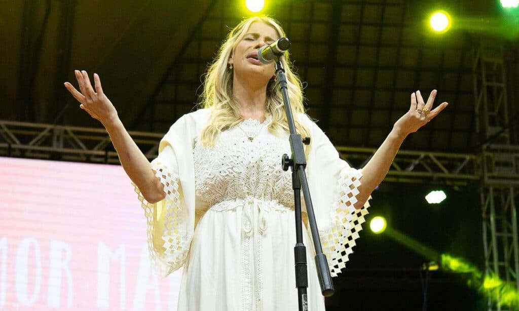 Longe da TV, ex-atriz Karina Bacchi anuncia carreira como cantora gospel