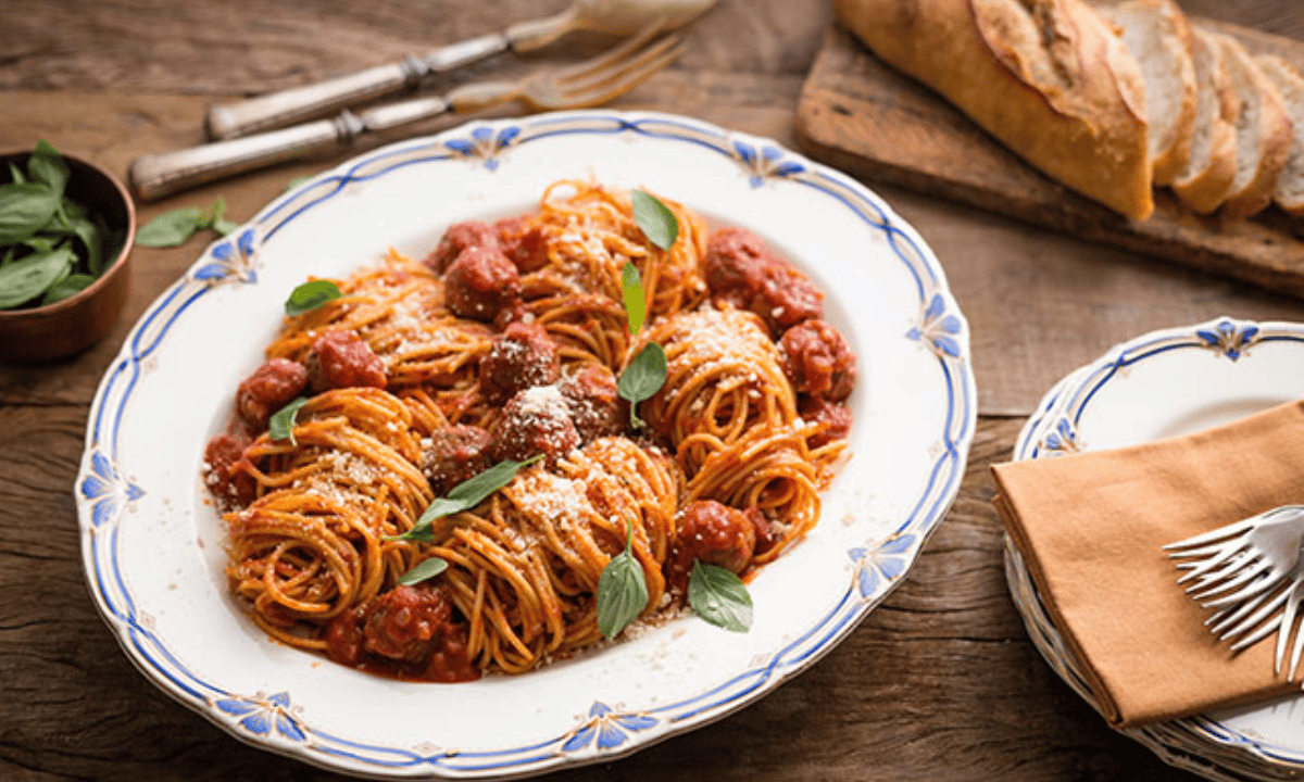 Clássico italiano: aprenda a fazer espaguete com almôndegas para almoço de domingo