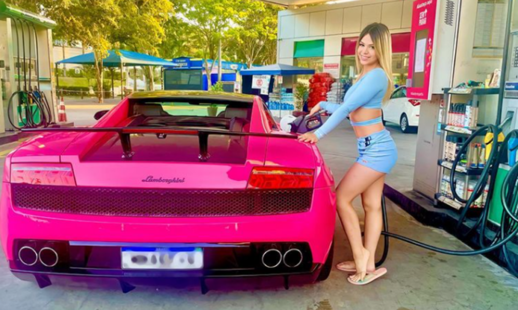 Melody reclama do preço da gasolina ao abastecer carro de R$1,5 milhão: ‘Assalto’