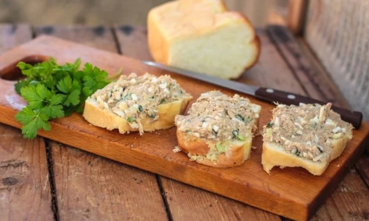 Recheio barato pro pão: aprenda receita de patê de sardinha com seis ingredientes