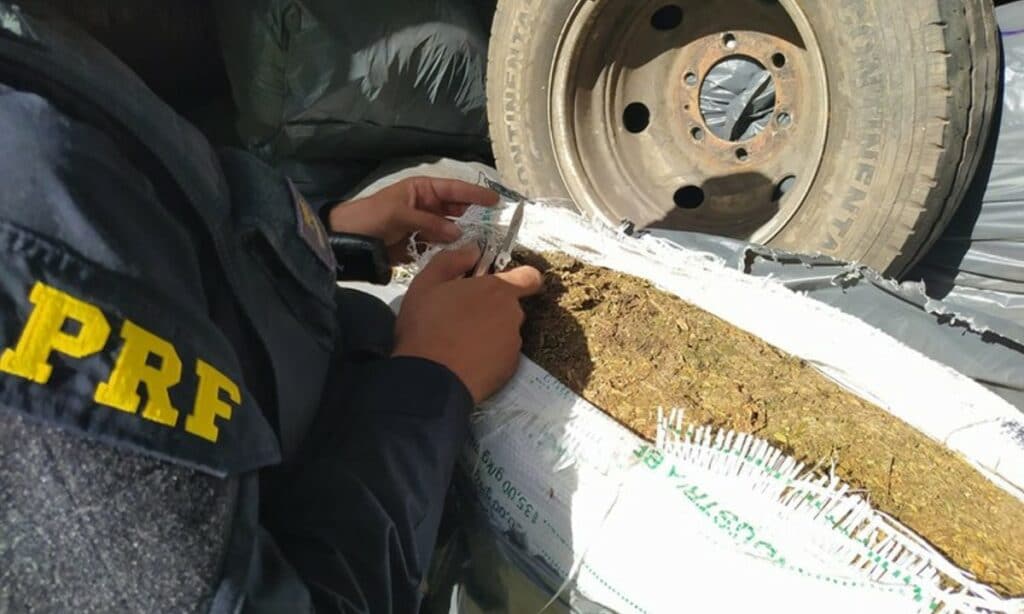 Polícia Rodoviária apreende carro que transportava mais de 500kg de maconha em Amélia Rodrigues