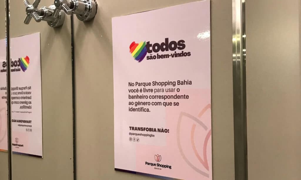 Após polêmica, shopping na BA retira placas que reafirmavam uso de banheiros por trans e travestis