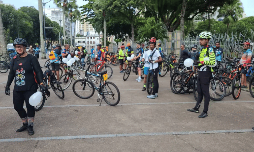Amigos de ciclista morto a tiros em assalto no Dique do Tororó fazem protesto, em Salvador
