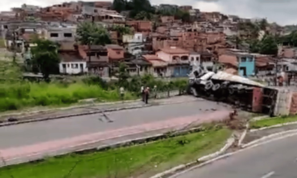 Vídeo: Carreta tomba no acesso a Simões Filho, derruba dois postes e interdita parte da pista