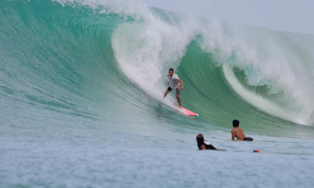 Promessa do surf baiano de 13 anos, Gabriel Leal aprimora técnica na Indonésia