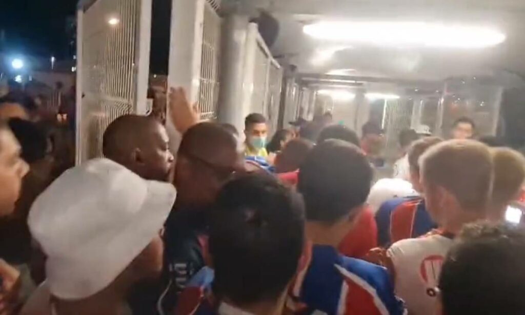 Torcedores do Bahia relatam confusão e tumulto para entrar na Arena Fonte Nova