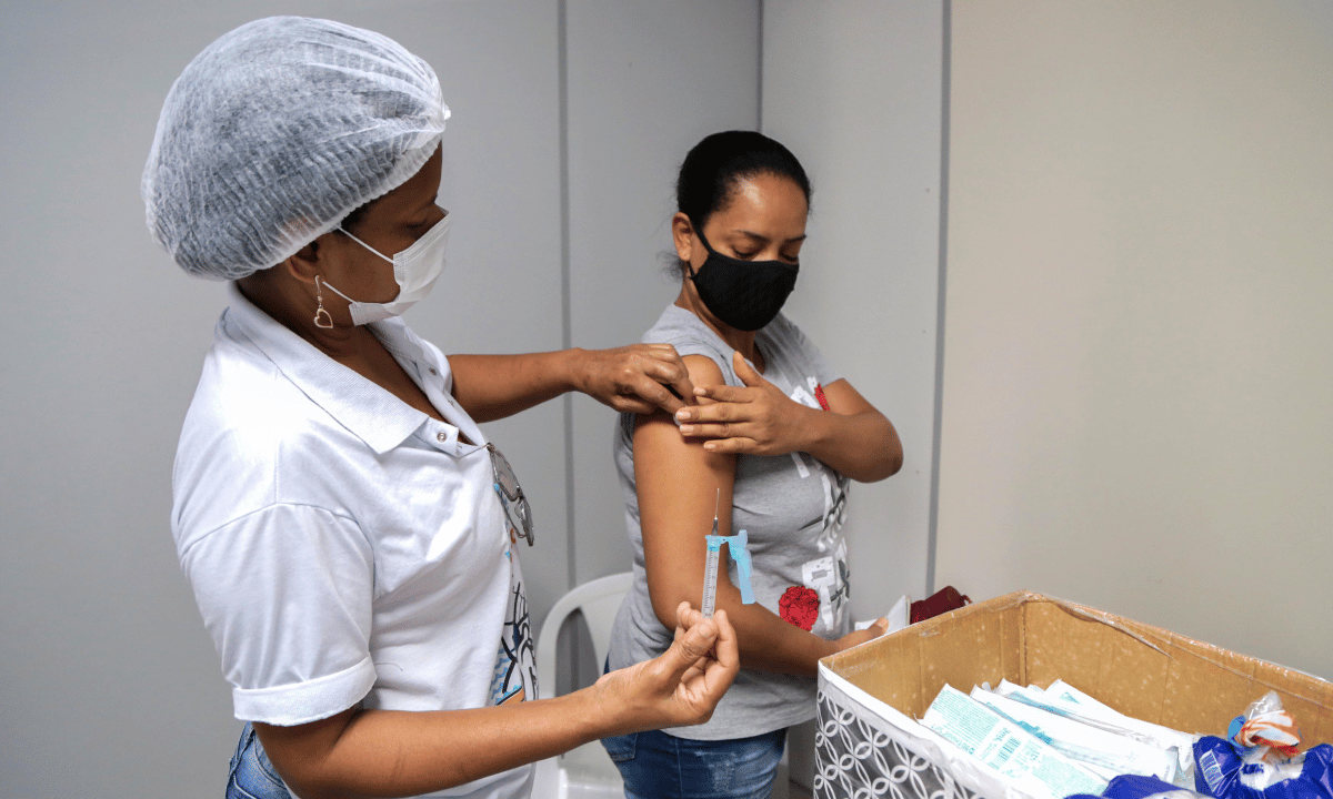 Vacinação contra Covid-19 em Salvador é retomada nesta segunda (4); veja estratégia