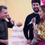 Claudia Leitte comemora aniversário no Domingão com bolo e dança com o maridão; famosos desejam parabéns