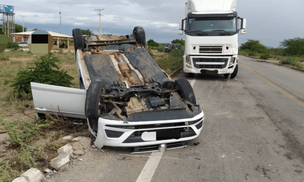 Homem morre após bater carro em caminhão e capotar na BR-116, norte da Bahia
