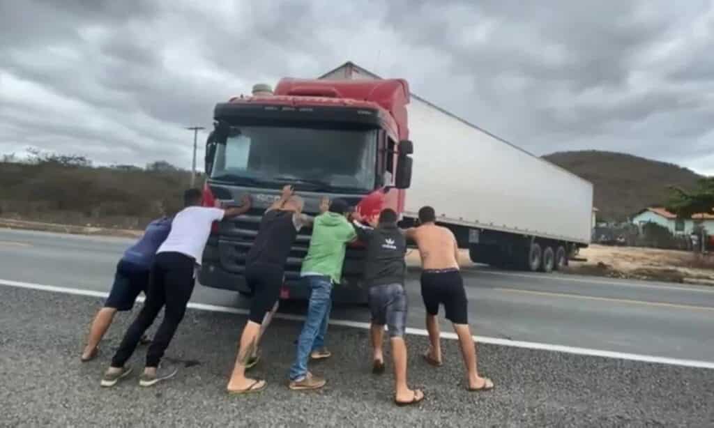 Carreta interdita BR-116 e carga de pneus é saqueada no sudoeste da Bahia