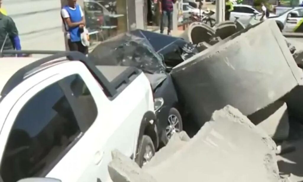 Carga de caminhão se solta e atinge veículos em Barreiras, oeste da Bahia