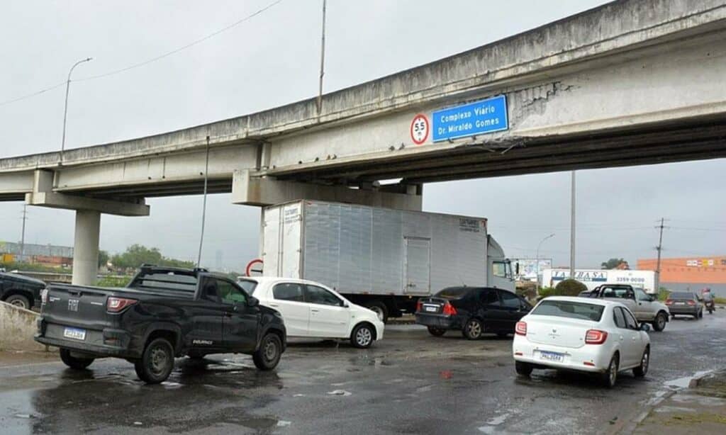 Principal interligação entre regiões do país na Bahia é interditada após acidente envolvendo caminhão