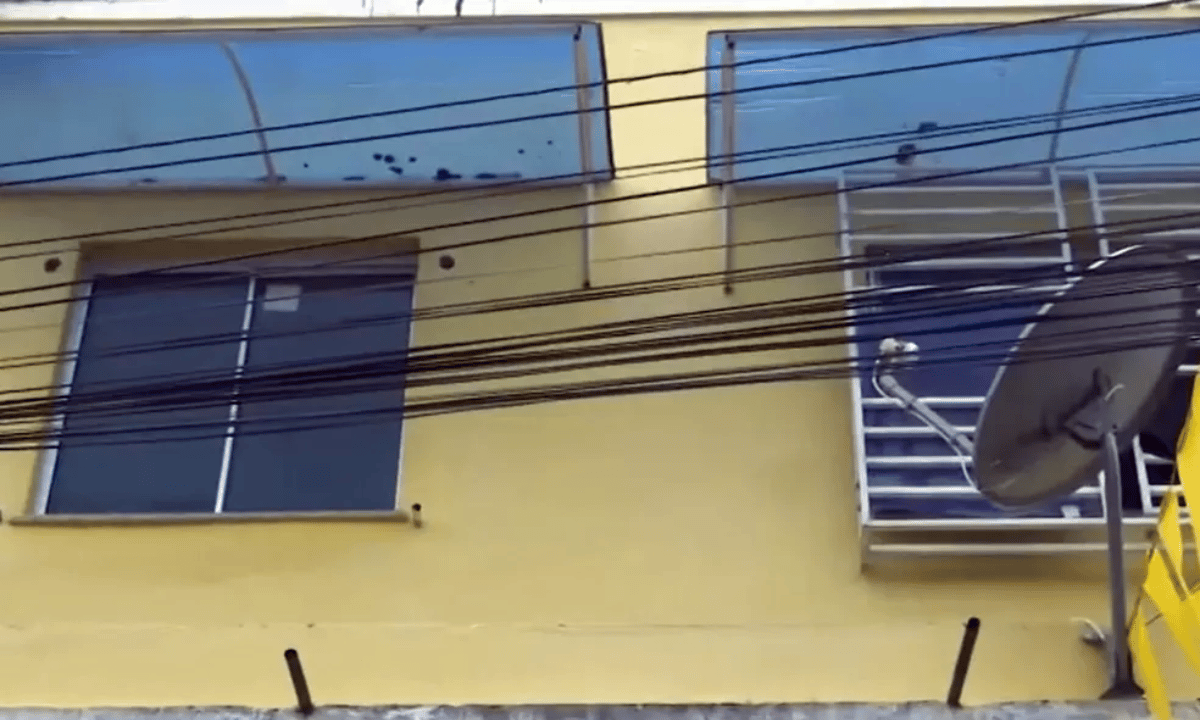 Grade cede e criança de cinco anos cai do primeiro andar de edifício no sul da Bahia