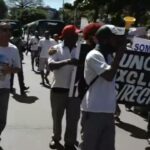 Ex-funcionários da CSN fazem protesto e bloqueiam saída de ônibus da estação da Lapa, em Salvador