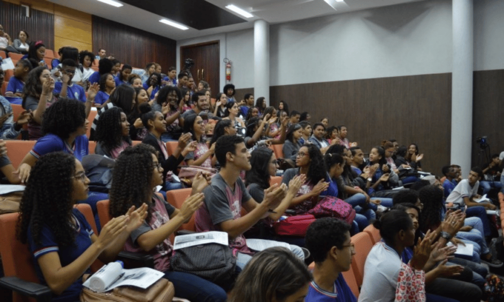 Estudantes da rede estadual participam de aulões de revisão para o ENEM a partir desta segunda (11)