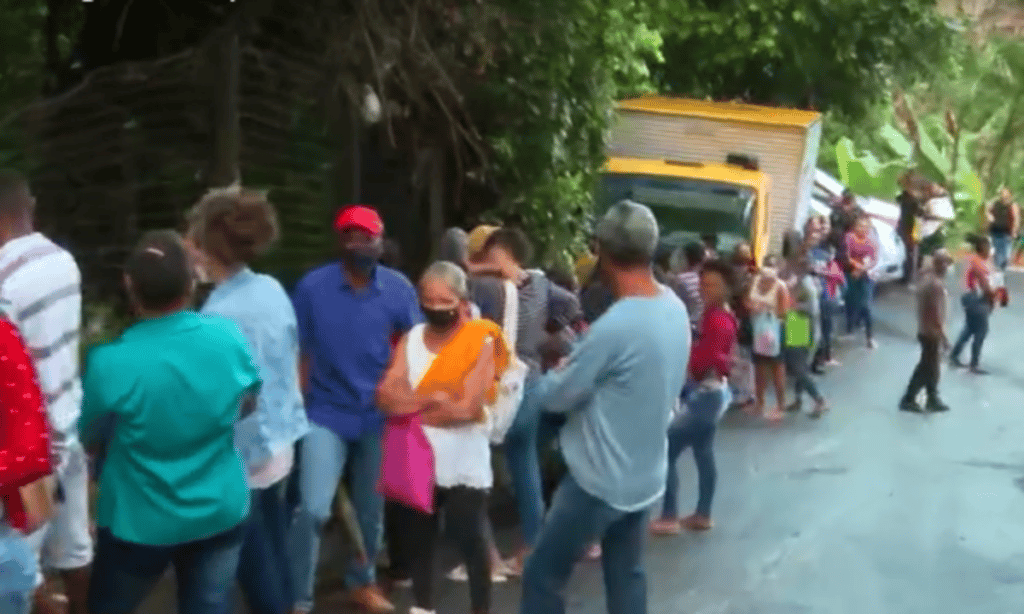 CadÚnico: beneficiários formam longas filas para atualização do cadastro no bairro de São Marcos, em Salvador