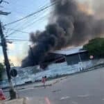 Depósito é atingido por incêndio próximo à Estação Retiro do metrô de Salvador