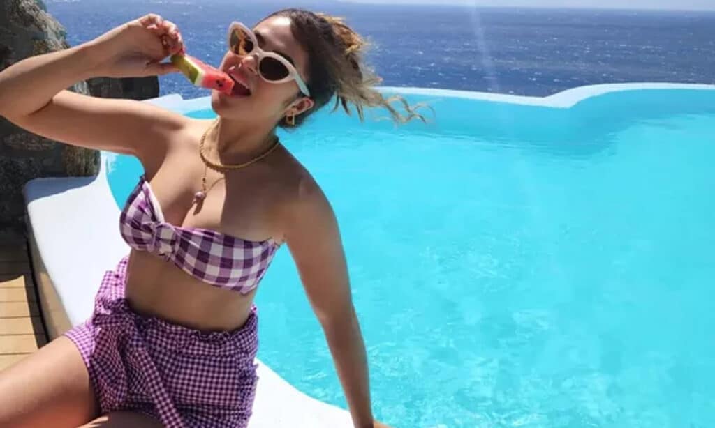 Maísa Silva curte verão na Grécia em hotel com diária que pode chegar a R$ 15 mil