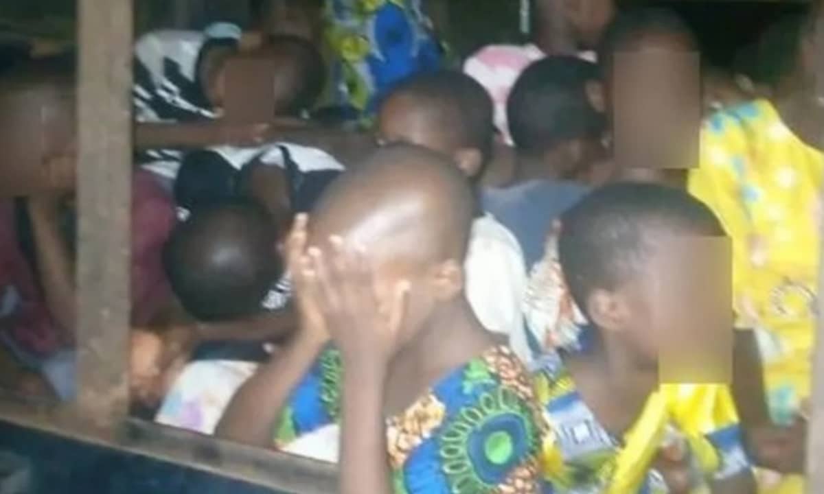 Polícia resgata 77 pessoas presas por pastor em igreja para 'esperar vinda de Jesus' na Nigéria