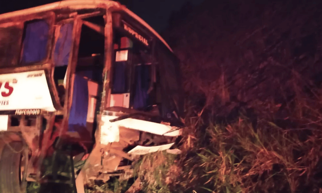 Motorista morre e mulheres ficam feridas após ônibus de turismo bater em barranco no extremo sul da Bahia