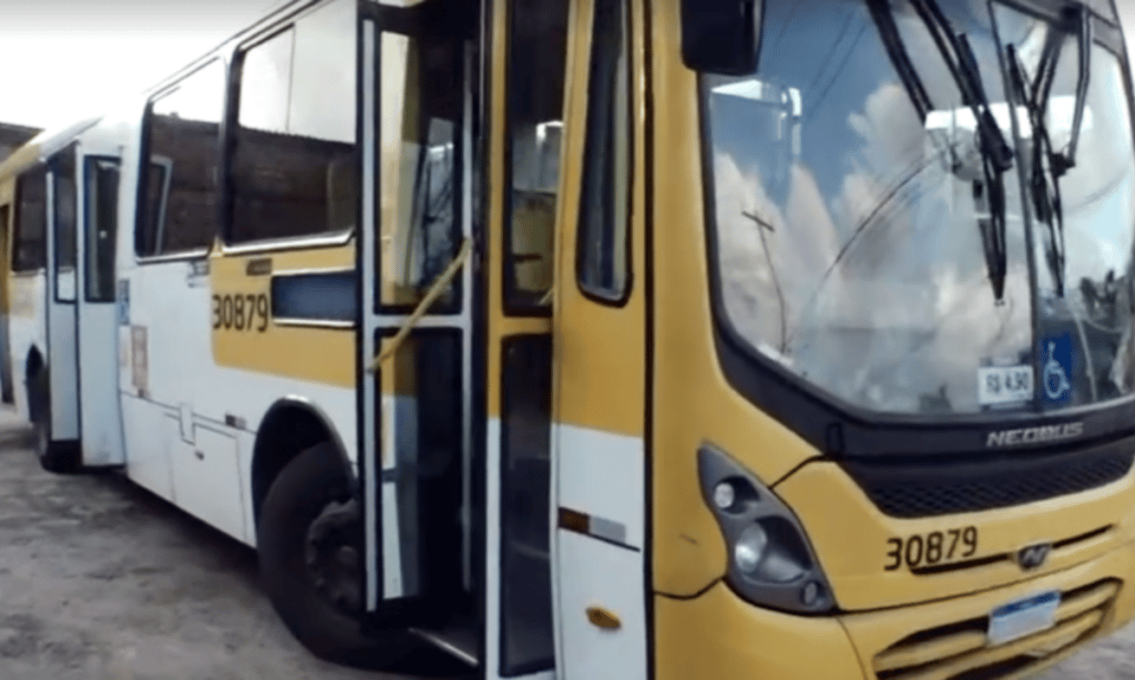Ao menos 50 passageiros de um ônibus são assaltados por homens armados no Subúrbio Ferroviário de Salvador