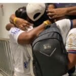 Atacante do Bahia, Rodallega chora ao reencontrar mãe e irmãs após dois anos; vídeo