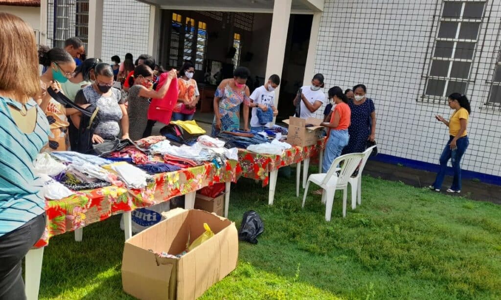 Varal Solidário distribui mais de duas mil peças de roupa no domingo (24)