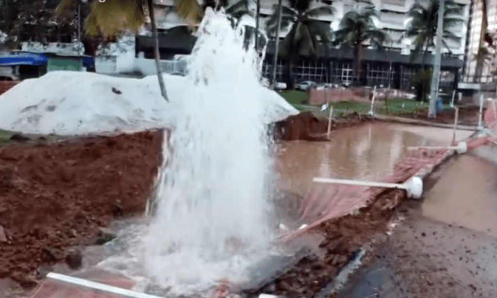 Vazamento de água potável alaga parte de canteiros de obras na Avenida Garibaldi, em Salvador