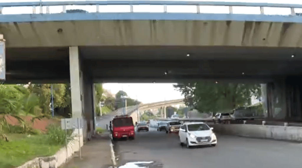 Homem cai de altura de 15 metros após acidente com moto em viaduto na Avenida Bonocô