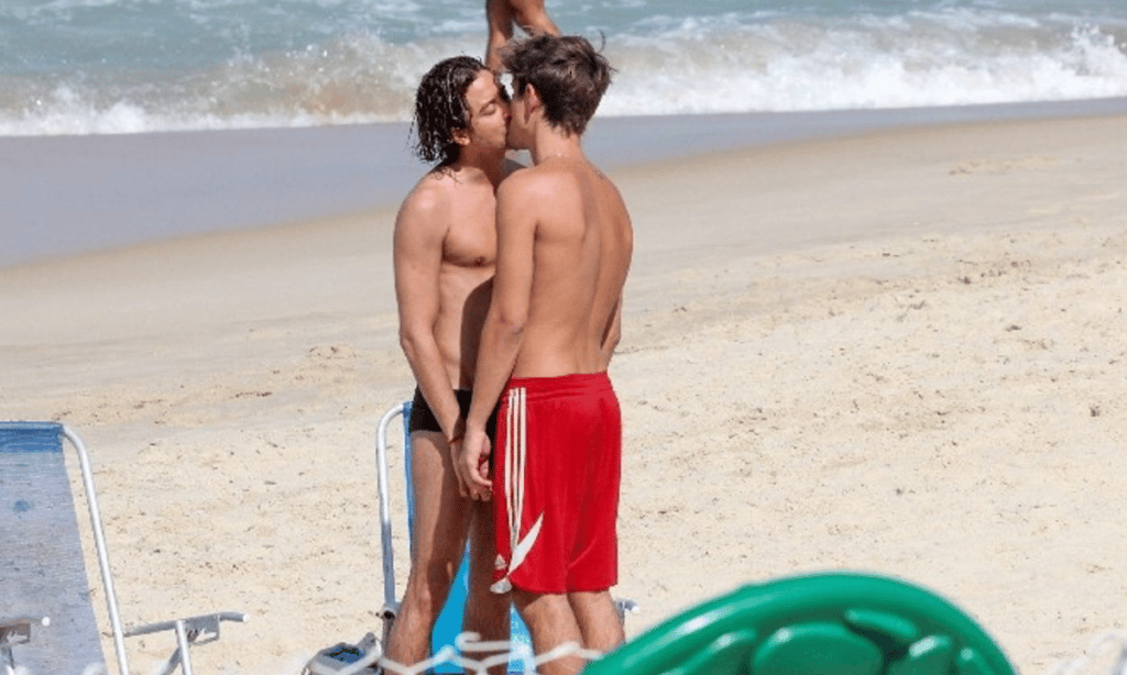 Jesuíta Barbosa dá beijão em boy misterioso na praia do Leblon no RJ