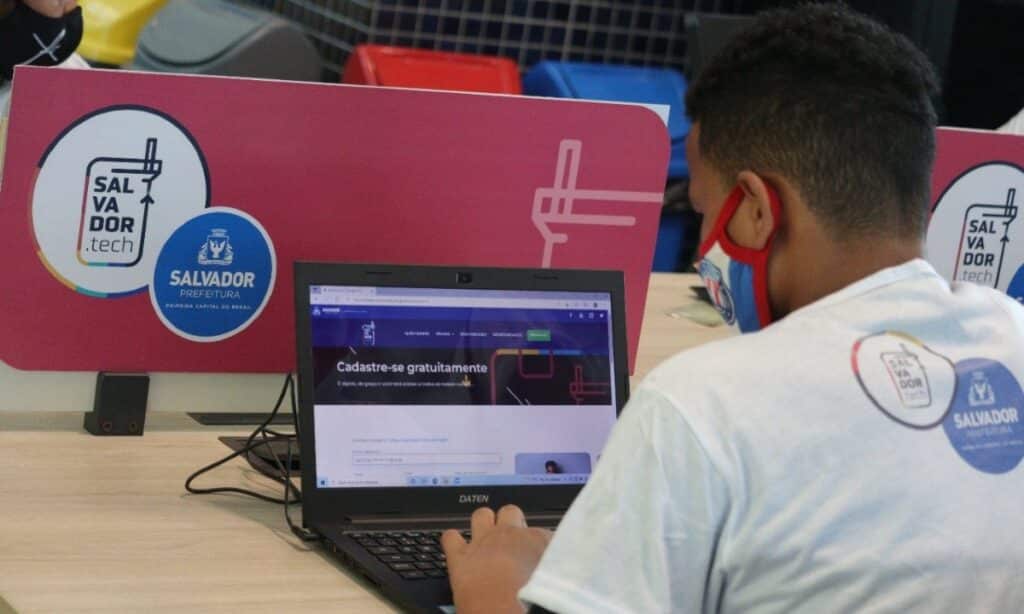 Estudantes do Salvador Tech terão acesso à computadores para aulas online