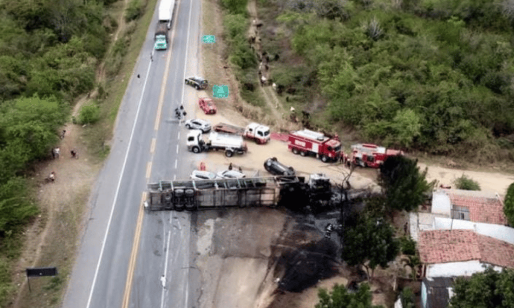 Motorista de caminhão-cegonha fica ferido e rodovia tem trânsito desviado após veículo tombar e pegar fogo na Bahia