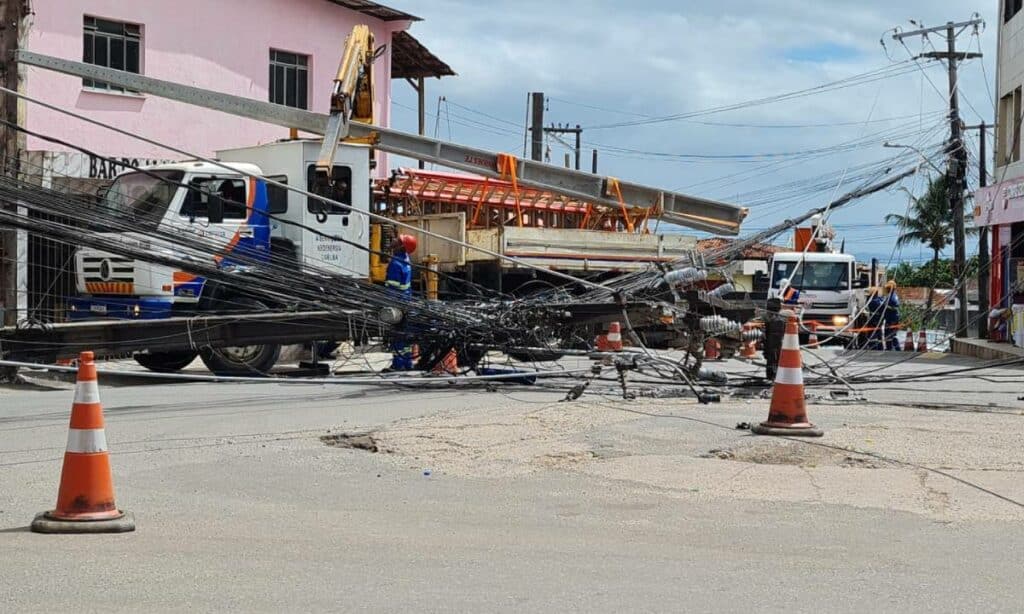 Poste cai em cima de caminhão em Valéria, bairro de Salvador; região fica sem energia