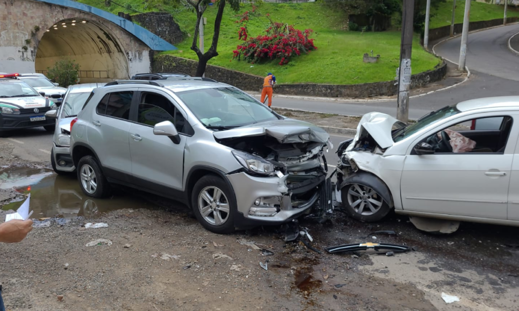 Batida entre 3 carros fere idosa e trânsito fica congestionado na Av. Centenário, em Salvador