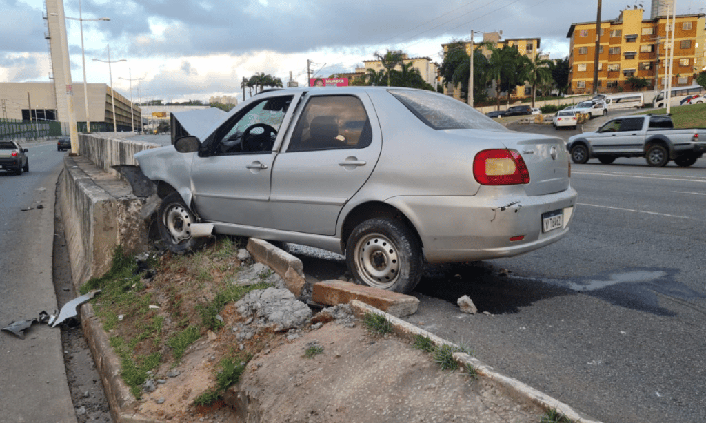 Carro fica parcialmente destruído após bater em mureta na Av. Tancredo Neves e deixa trânsito congestionado