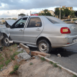 Carro fica parcialmente destruído após bater em mureta na Av. Tancredo Neves e deixa trânsito congestionado
