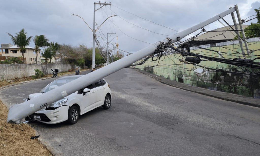 Rua é interditada após carro derrubar poste no bairro de Stella Maris, em Salvador